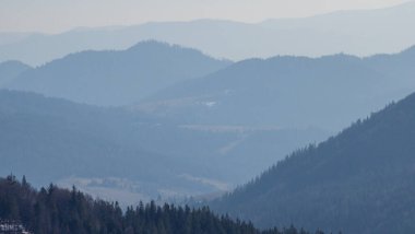 Sabah Karpatlar 'daki güzel dağ manzarası.