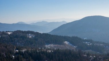 Dağları ve ormanı olan güzel bir manzara.