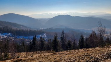 Güzel sonbahar manzarası sabah dağlarda