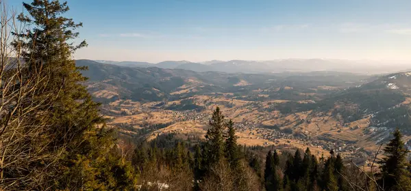 Slovakya 'daki Tatra dağlarının tepesinden manzara