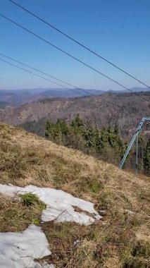 Kışın Karpatlar 'ın dağlarına bakıyorum.