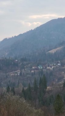 Bir dağ manzarasının güzel bir görüntüsü