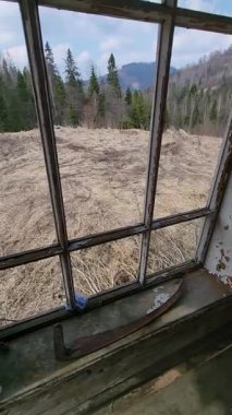 Kırsalda penceresi olan ahşap bir ev.