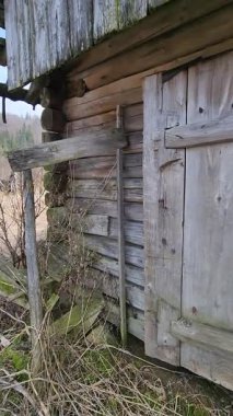Kırsaldaki eski ahşap kapı.
