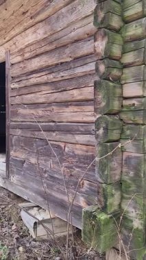 Tahta bir evin dikey görüntüsü.