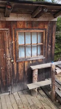 Pencereli ahşap pencere