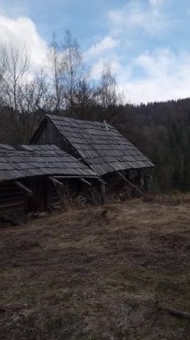 Dağlarda eski ahşap bir ev