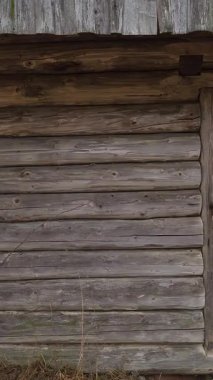 Terk edilmiş bir evin eski ahşap kapısı..