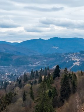 Gökyüzünden dağlara bakıyorum.