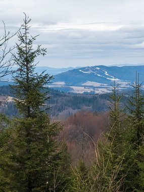 Dağın tepesinden dağların manzarası