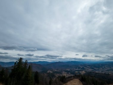 Kışın Karpat Dağları. Hava aracı görüntüsü.