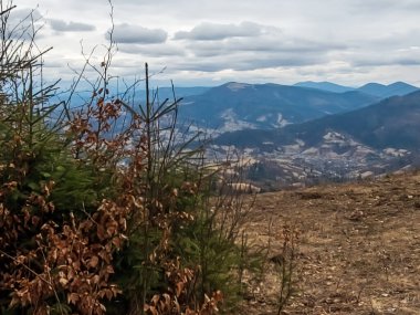 Sonbaharda Karpat Dağları 'nın güzel manzarası