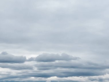 Mavi gökyüzünde beyaz bulutlar.