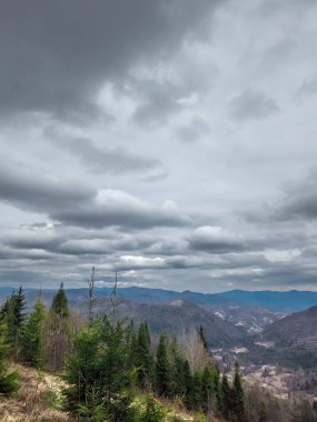 Kırsaldaki tepelerde bulutlu bir günün güzel bir görüntüsü.