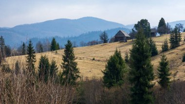 Dağlarda bir dağ köyü olan güzel bir manzara