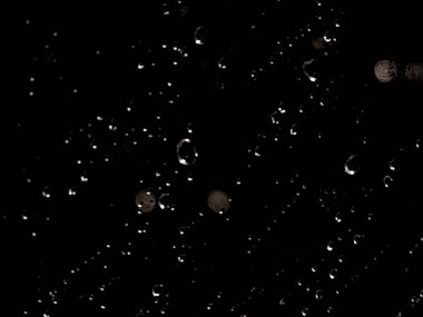 kopyalama alanı olan siyah arkaplan üzerine su damlaları.