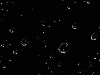 Siyah arkaplanda su damlaları