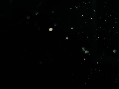 Su bardağa düşer.