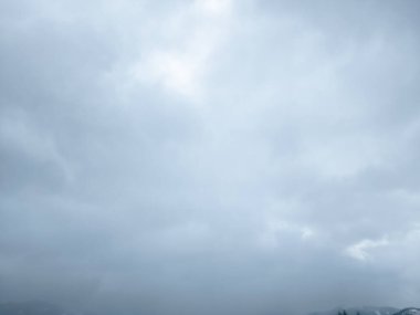 Bulutları ve gökyüzü olan güzel bir manzara.