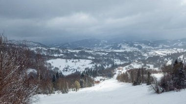 Karla kaplı dağlı kış manzarası