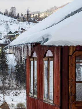 Kışın dağlarda eski ahşap kulübe