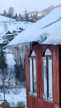 Bir evin çatısındaki buz saçakları.
