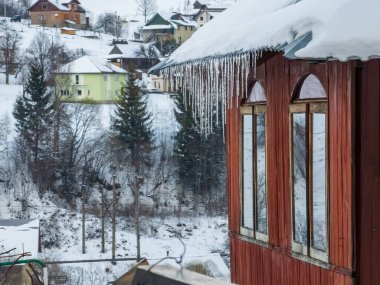 Kış dağlardaki köyde.