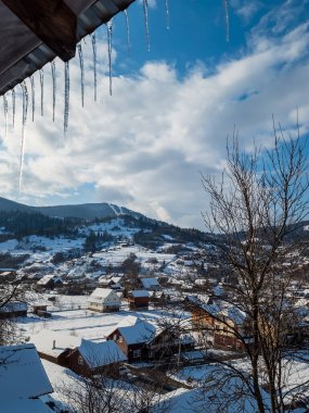 Karla kaplı ağaçlarla kaplı kış manzarası