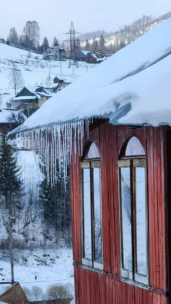 Bir evin çatısındaki buz saçakları.