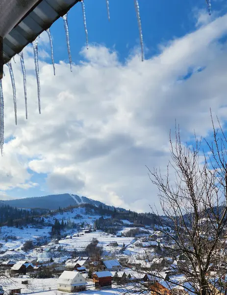 Dağlarda kış manzarası.