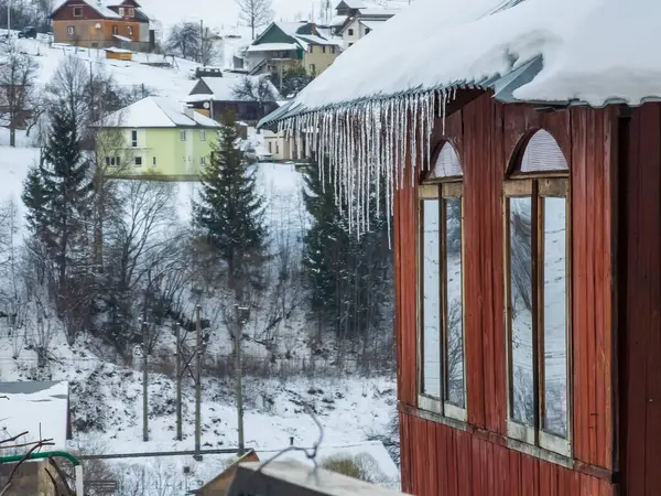 Kış dağlardaki köyde.