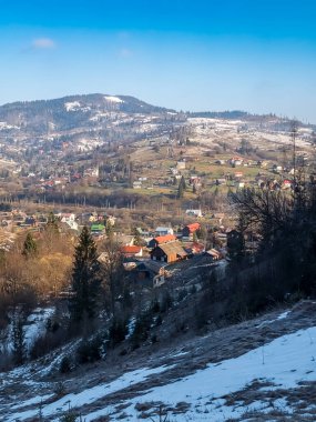 Hill güzel kış manzarası kar ile kaplı