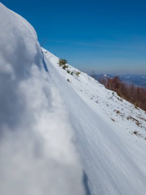 Kışın dağ manzarası