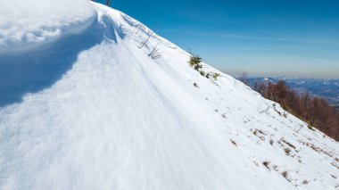 Karlı kış dağ manzarası. karla kaplı dağlar ve ağaçlar