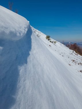 Kışın dağların güzel manzarası