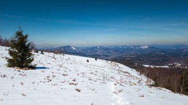 Karlı dağlarla güzel kış manzarası