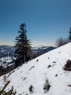 Kışın sıradağları olan güzel bir manzara.