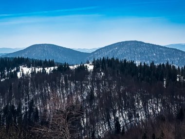 Kış manzarası karla kaplı tepeler