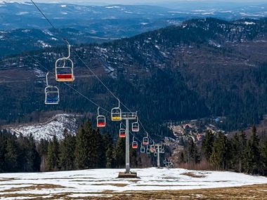 Dağlarda kış kayağı kaldırma.