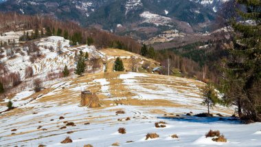 Bir dağ köyü olan güzel bir manzara.