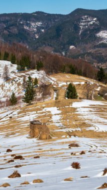 Güzel bir kar ve dağ manzarası.