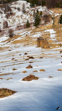 Karla kaplı dağlarla kaplı kış manzarası