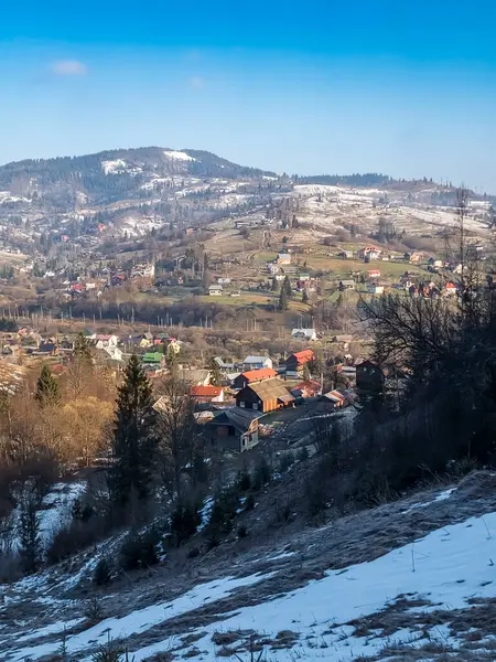 Hill güzel kış manzarası kar ile kaplı