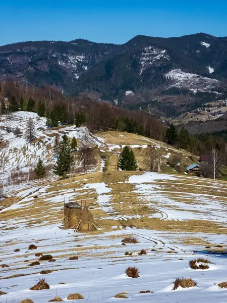 Dağlar ve karla kaplı güzel bir manzara.