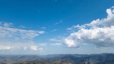 Mavi gökyüzü ile güzel dağ manzarası