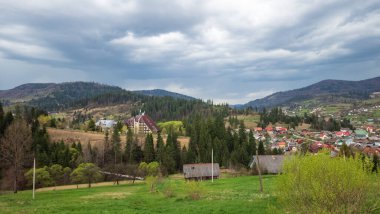 Köydeki dağların güzel manzarası