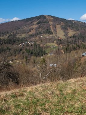 Dağlardaki köyün manzarası