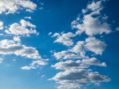 Mavi gökyüzü ve beyaz bulutlar sabah.