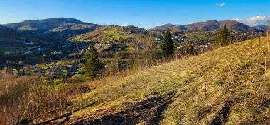 Tepenin tepesinden, dağların oradaki köyün manzarası.