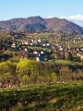 Tepedeki köy manzarası